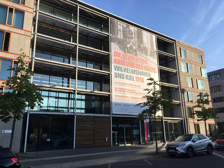 Fassadenwerbung an der Ländervertretung (Foto: Heike Muß)