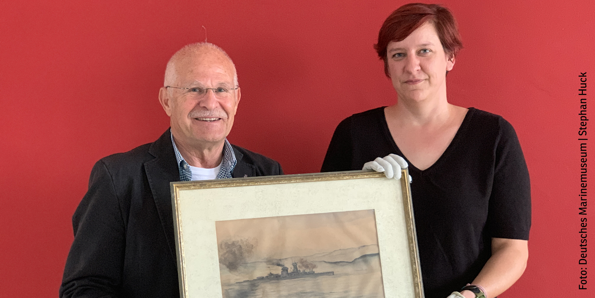 Günter Steinberg und Nina Nustede mit Radziwill-Aquarell (Foto: Deutsches Marinemuseum, Stephan Huck)