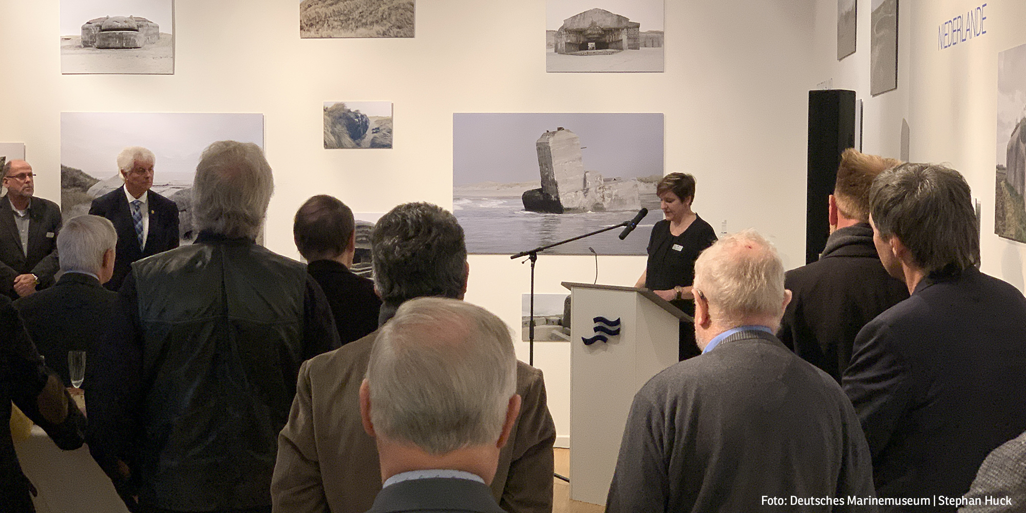 Sammlungsleiterin Nina Nustede führt in die Ausstellung ein (Foto: Deutsches Marinemuseum, Stephan Huck)